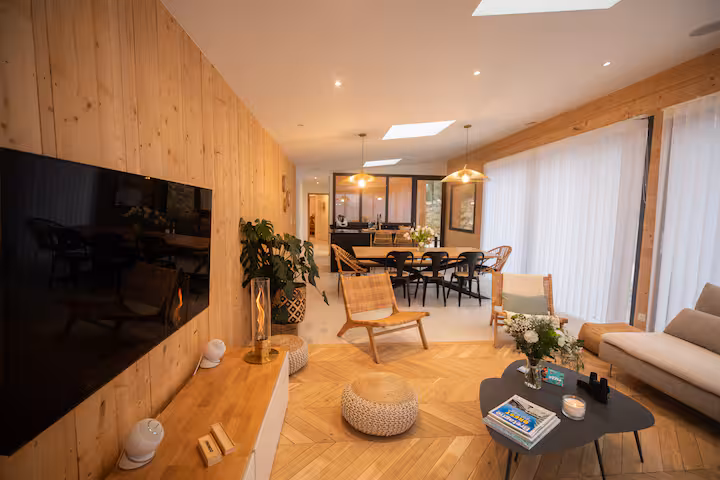 Chambre partagée, literie et bois clair